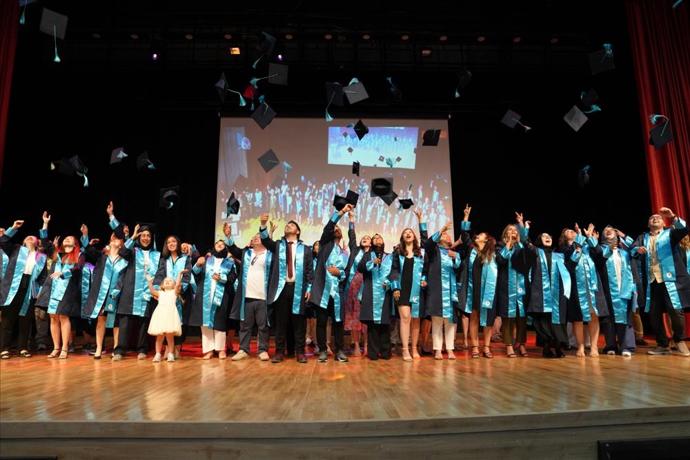 Yalova Üniversitesi Lisansüstü Eğitim Enstitüsü Mezuniyet Töreni Coşkuyla Kutlandı