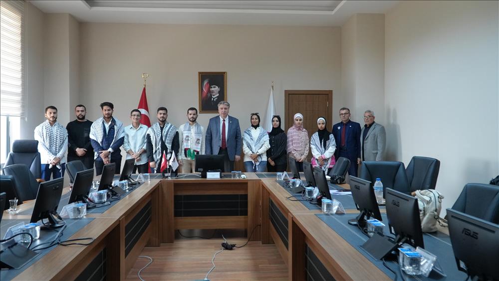 Rektör Bahçekapılı Filistinli Öğrencileri Ağırladı