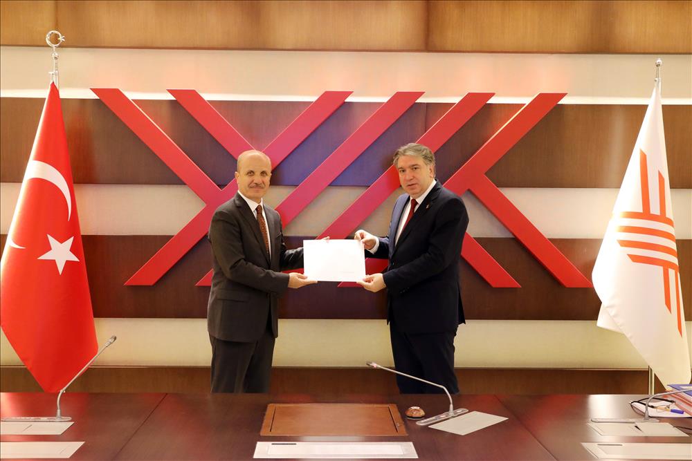Rektör Bahçekapılı Mazbatasını Aldı