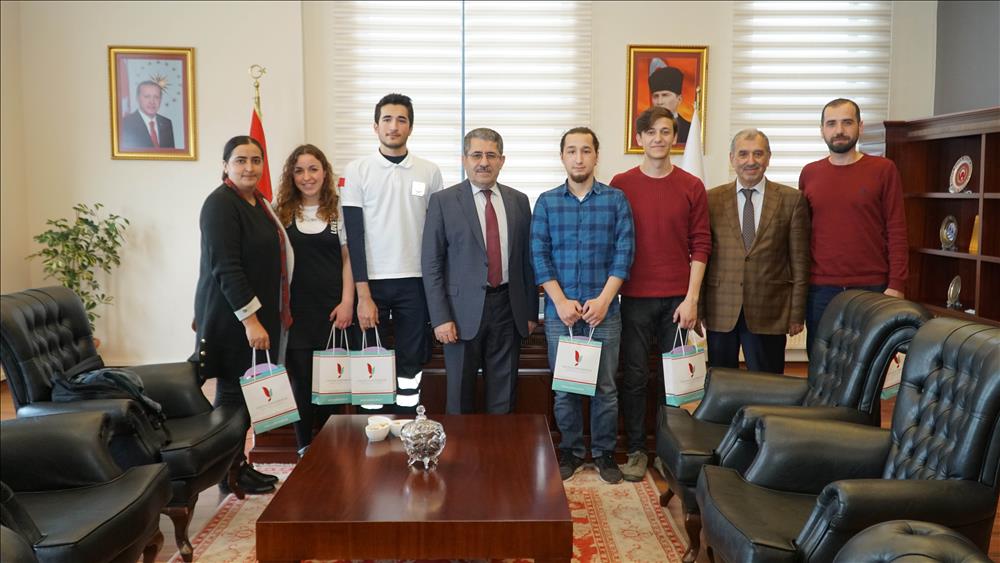 I. Uluslararası Öğrenci Paramedik Rallisi'nden Ödülle Dönen Öğrencilerimiz Rektörümüzü Ziyaret Etmişlerdir