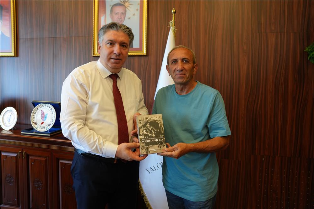 Yalovalı Araştırmacı-Yazar Sevencan'dan Rektör Bahçekapılı'ya Anlamlı Ziyaret