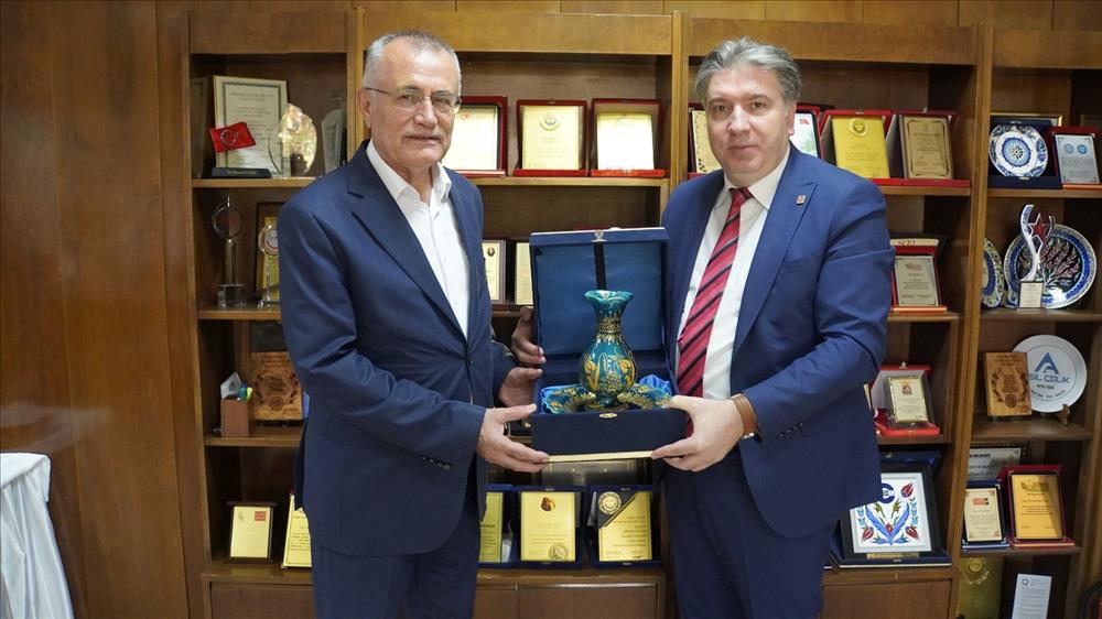 Rektör Bahçekapılı, Asil Çelik Fabrikasını Ziyaret Etti