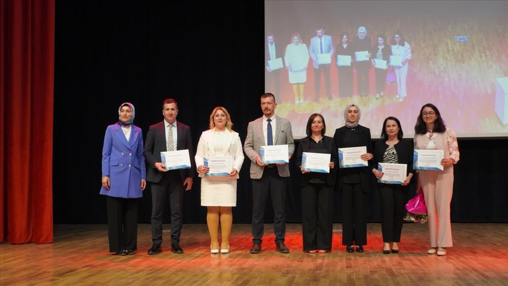 Aktif Yaşlanma Sempozyumu ve Bir Nefes Bir Terapi Sergisi Düzenlendi