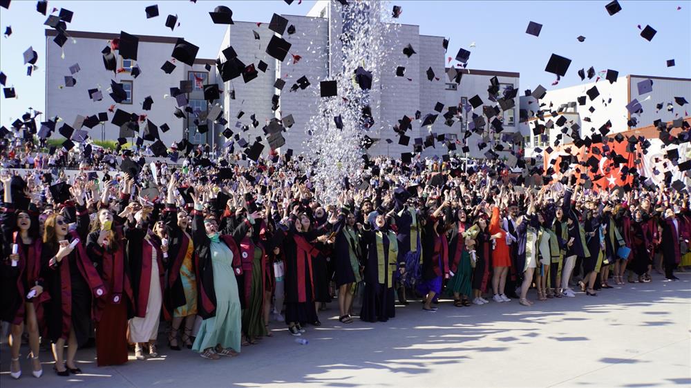 Yalova Üniversitesi, 2022-2023 Akademik Yılı Mezuniyet Coşkusunu Yaşadı