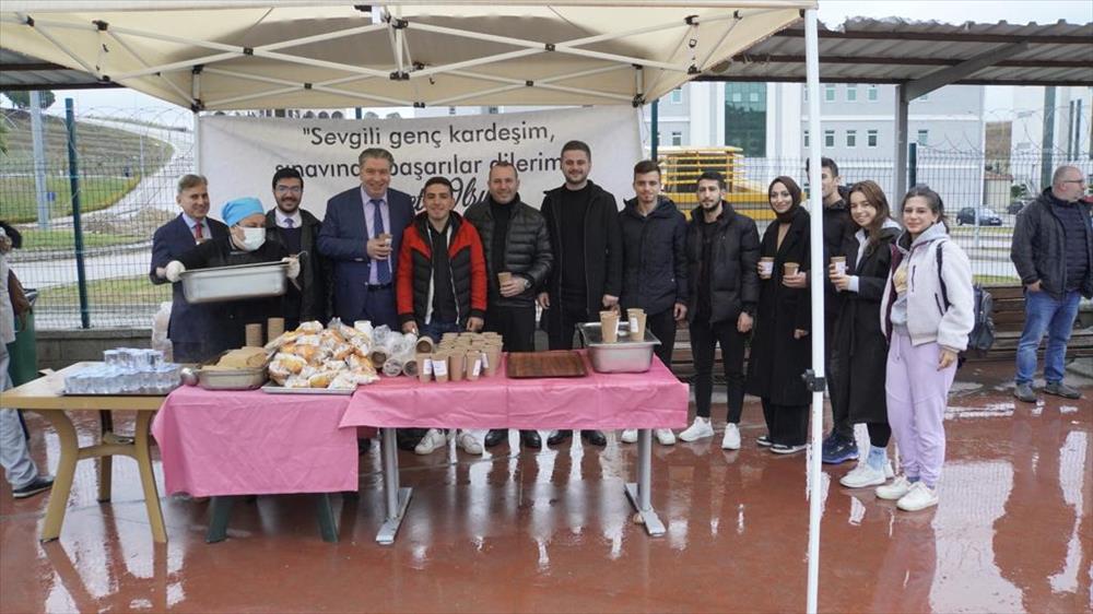 Rektörümüzden Öğrencilere Sıcak Çorba İkramı