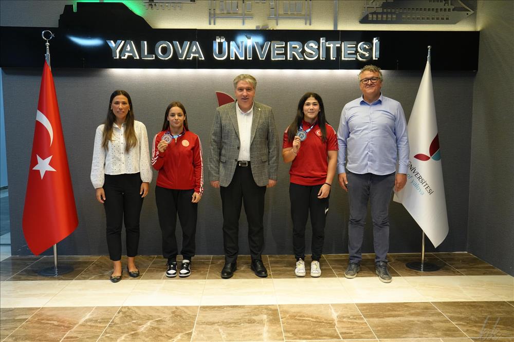 Rektörümüz Şampiyonları Kutladı