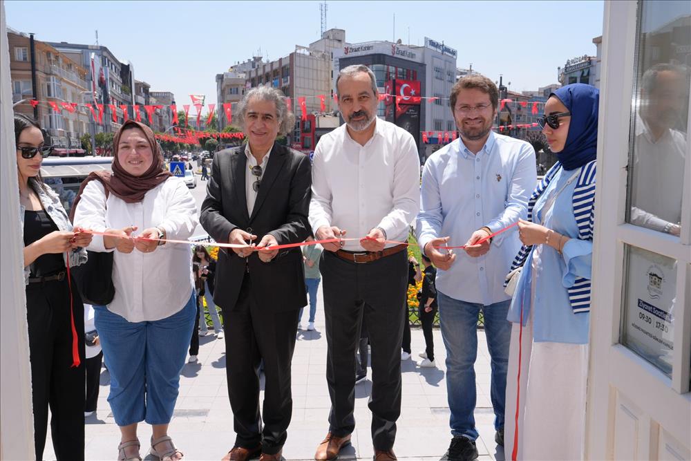 Yeni Medya ve İletişim Bölümü’nün Fotoğraf Sergisi Sanatseverle Buluştu