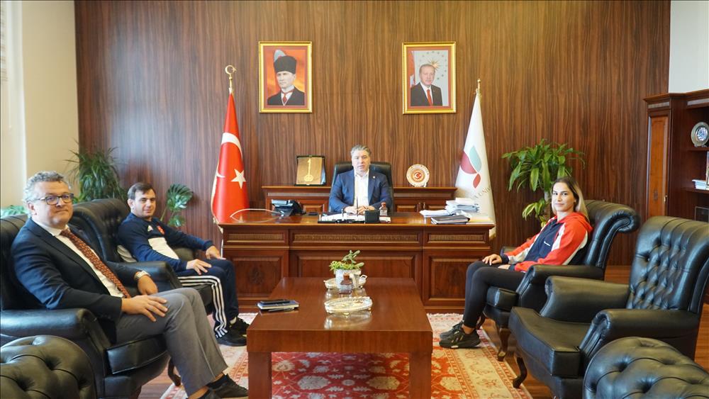 Rekortmen Sporcumuzdan Rektörümüze Ziyaret