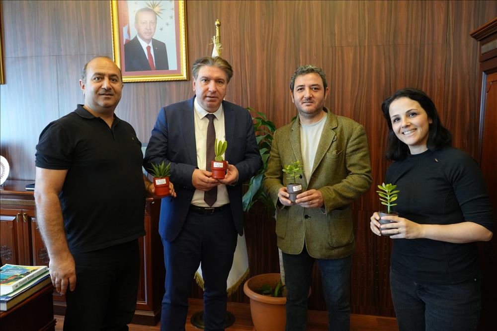Yüzde Yüz Geri Dönüşüm Malzemelerinden Üretilen Saksılarda Çiçekler Dağıtıldı
