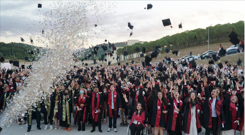 Yalova Üniversitesi’nde Mezuniyet Töreni Heyecanı Yaşandı