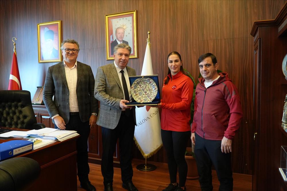 Şampiyon Milli Güreşçi Buse Tosun Çavuşoğlu Rektörümüzü Ziyaret Etti