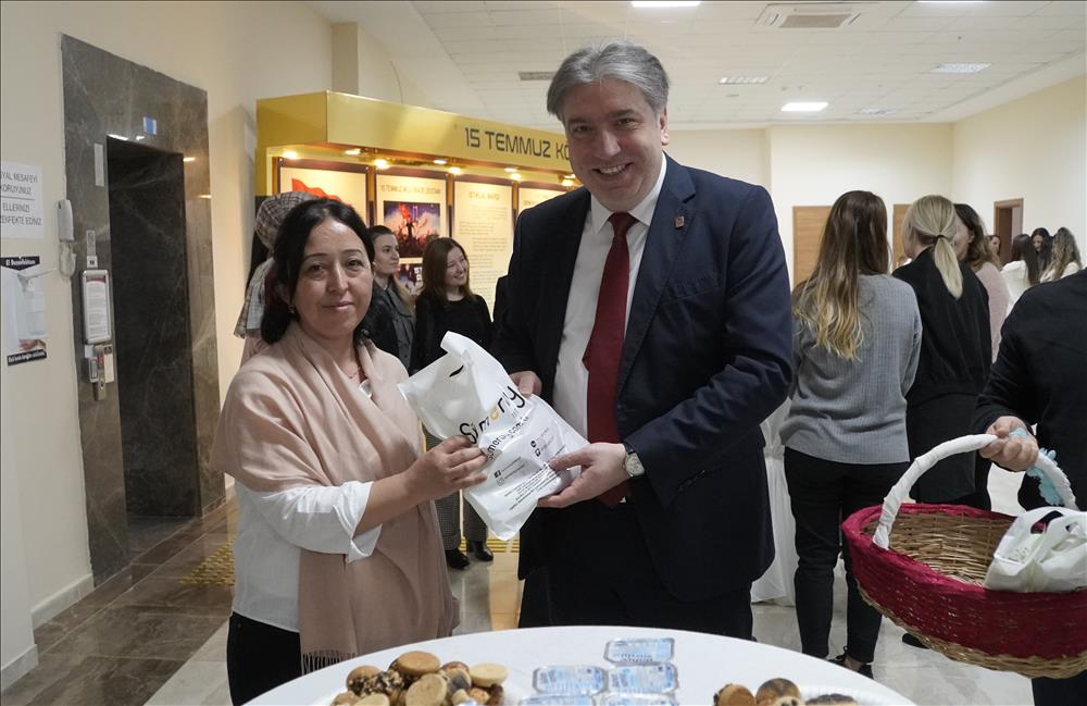 Rektör Bahçekapılı Kadın Personelin 8 Mart Dünya Kadınlar Günü’nü Kutladı