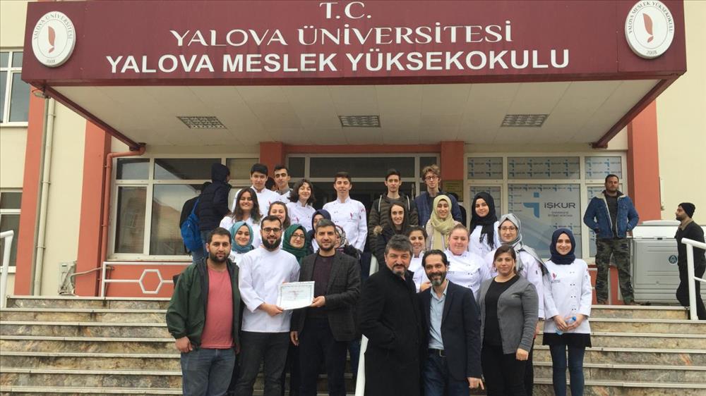 Kıyı Pastaneleri Şefi Yiğithan Doruk bilgilerini ve tecrübelerini Aşçılık programı öğrencileri ile paylaştı