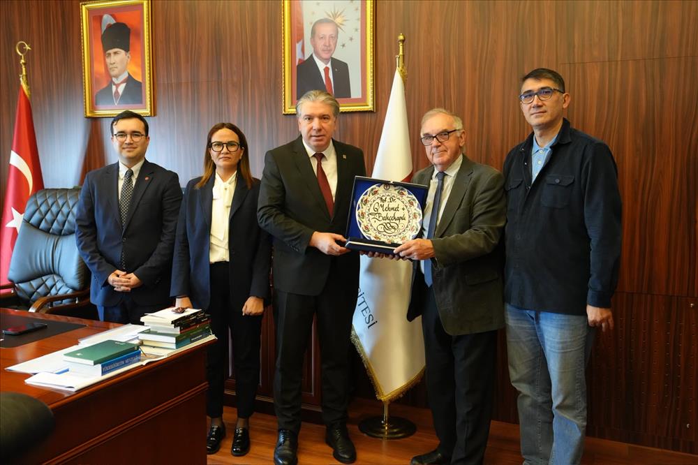 İKSAD Enstitüsü Üst Kurul Üyesi David Wortley, Genel Koordinatör Dr. Atabek Movlyanov ve Dış İlişkiler Direktörü Samira Ontunç, Rektörümüz Prof. Dr. Mehmet Bahçekapılı’yı makamında ziyaret etti.