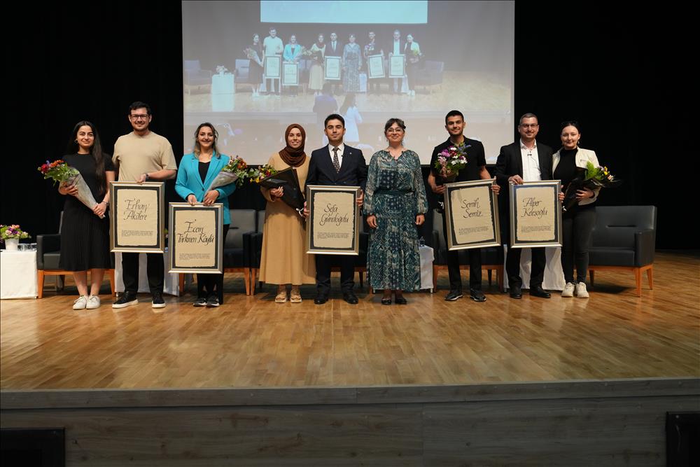 Yalova Üniversitesi Mezunları Kariyer Fuarı'nda Başarı Hikayelerini Paylaştı!
