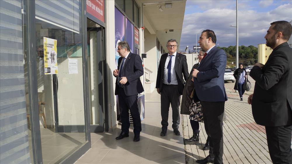 Yalova Üniversitesi Rektörü ve Rektör Yardımcısı, Merkez Yerleşkedeki Ofisleri Gezdi