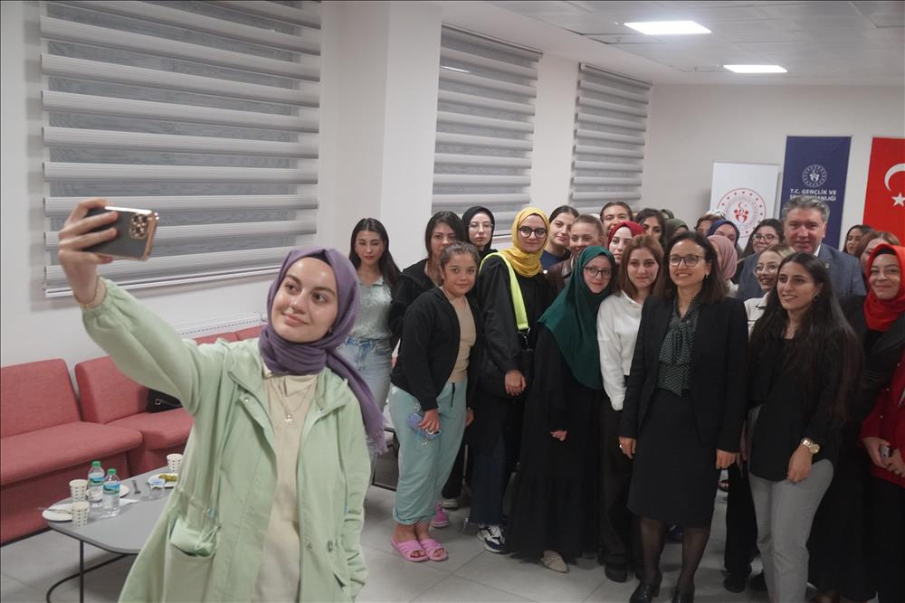 Keyifli Buluşma: Vali ve Rektör Öğrencilerle İç İçe!