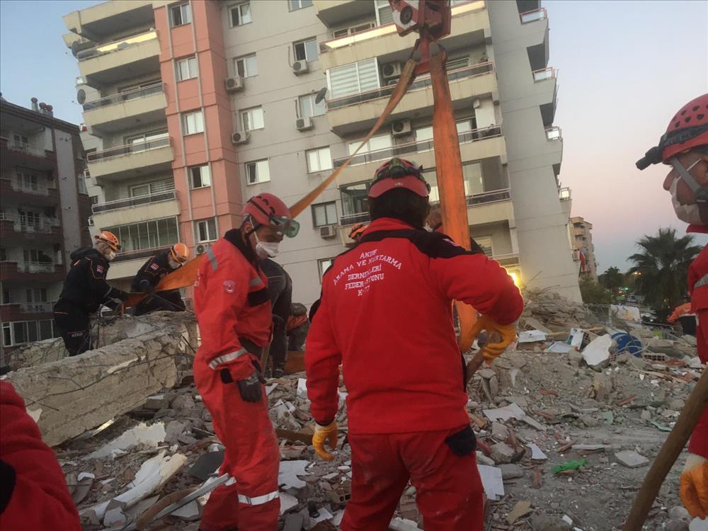 Üniversitemiz İzmir'deki Arama-Kurtarma Çalışmalarına Destek Verdi
