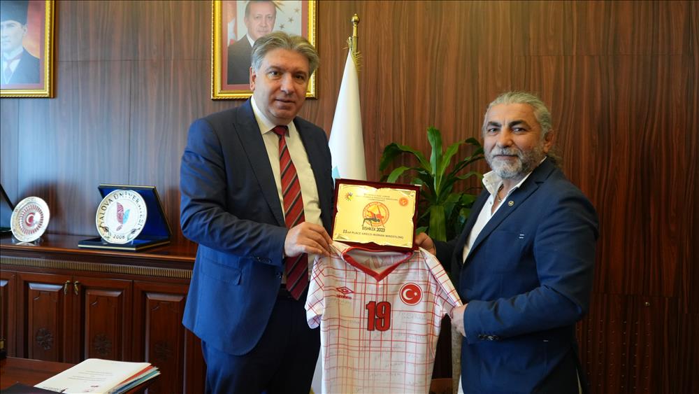 Rektörümüzden Dünya Şampiyonu Hocamıza Tebrik 