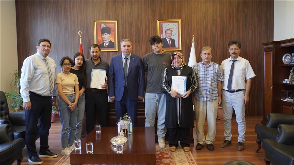 Rektörümüz, Vefat Eden Öğrencimizin Anısına Ailesine Diploma Takdim Etti
