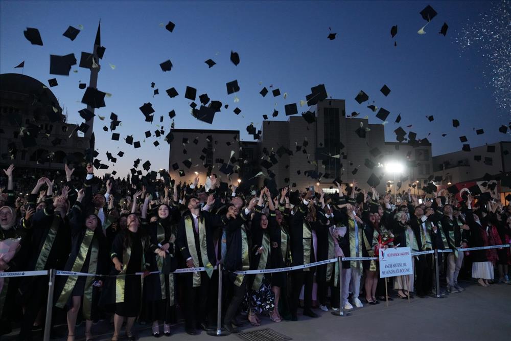 Yalova Üniversitesi 2023-2024 Mezunlarını Gururla Uğurladı