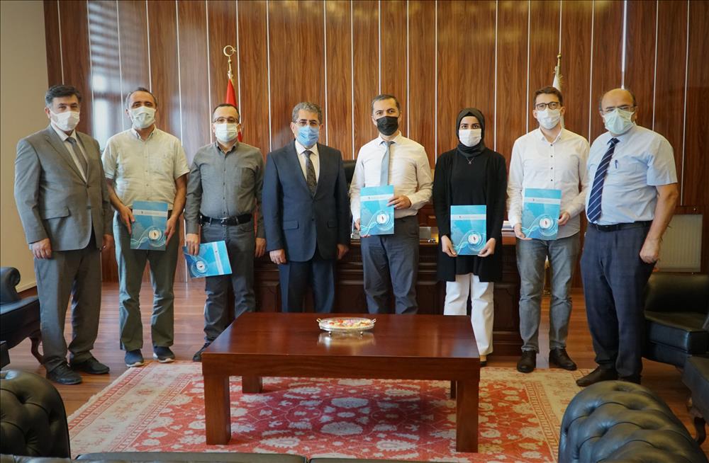 Rektörümüz Prof. Dr. Suat Cebeci Uluslararası Yapay Zeka Uygulamaları Konferansına Katkı Sağlayan Akademisyenlerimize Teşekkür Belgelerini Verdi