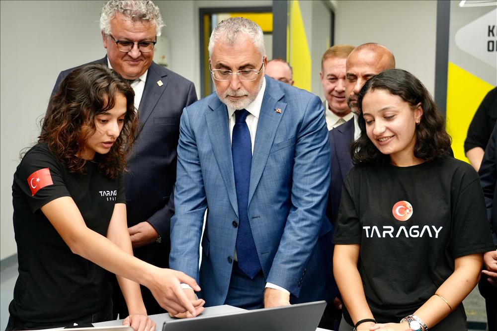 Yalova Üniversitesi Öğrencilerimiz, Bakanımız Prof. Dr. Vedat Işıkhan’a Projelerini Tanıttı