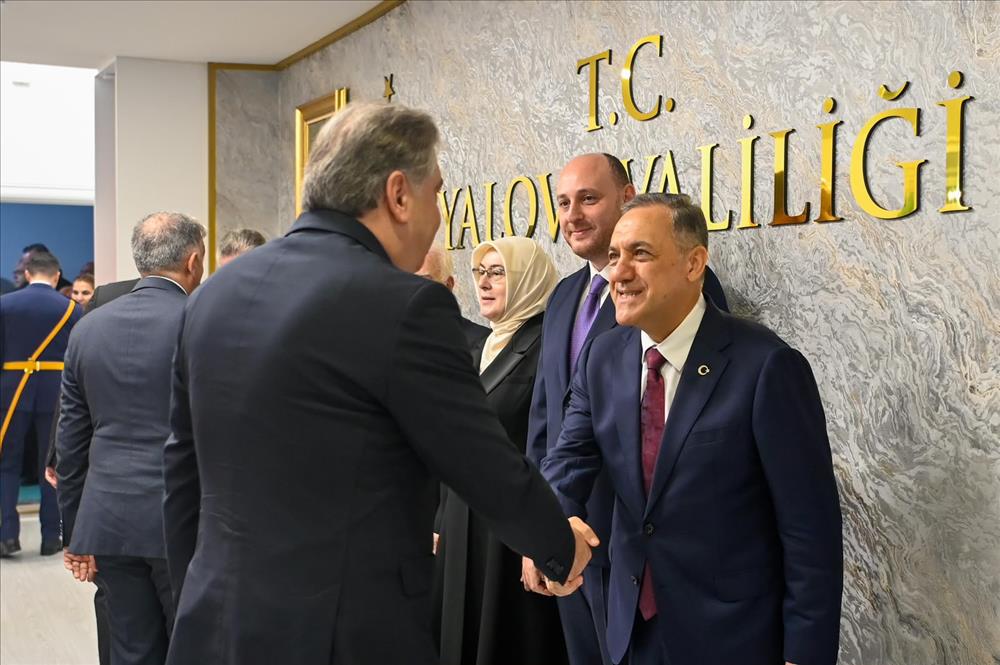 Yalova Valiliğimizin koordinesinde gerçekleştirilen Cumhuriyet Bayramı tebrikat ve kutlama törenlerine Rektörümüz Prof. Dr. Mehmet Bahçekapılı katılım sağladı