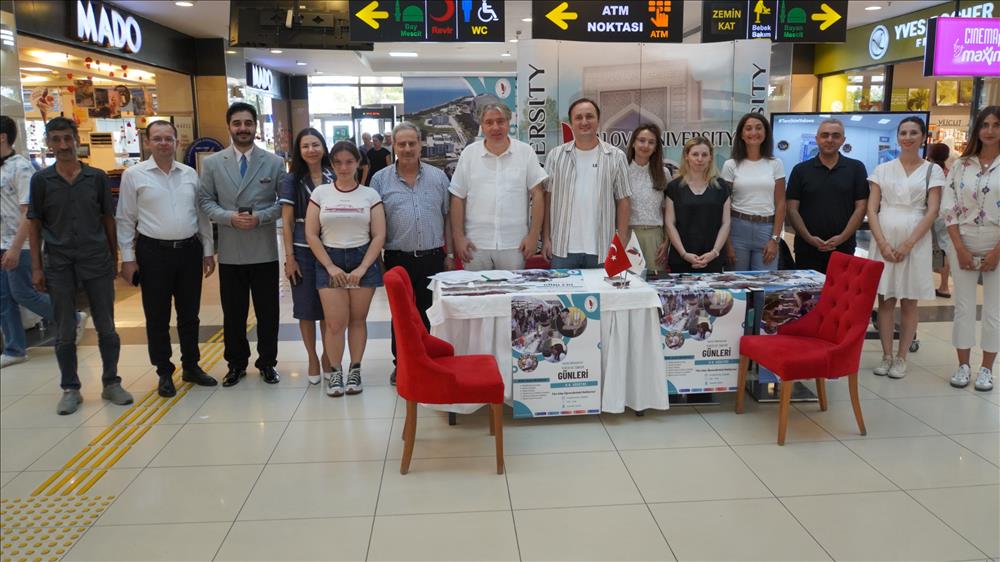 Rektörümüz Prof. Dr. Mehmet Bahçekapılı, 5-6 Ağustos tarihlerinde Yalova Star AVM’de düzenlenen üniversite tanıtım etkinliğimizi ziyaret etti.